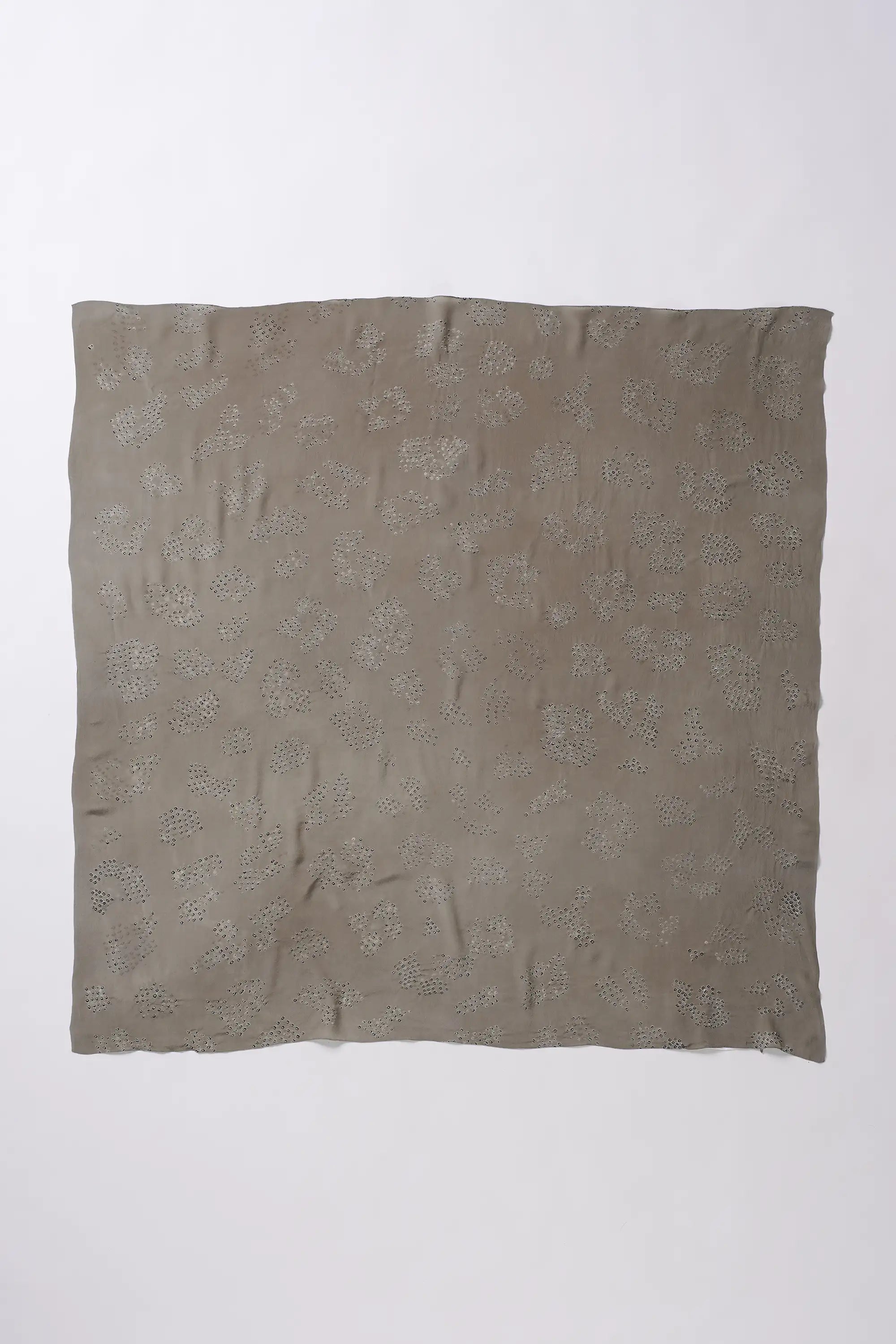 SMOKE COLOR SILK WITH BANDHANI SCARF