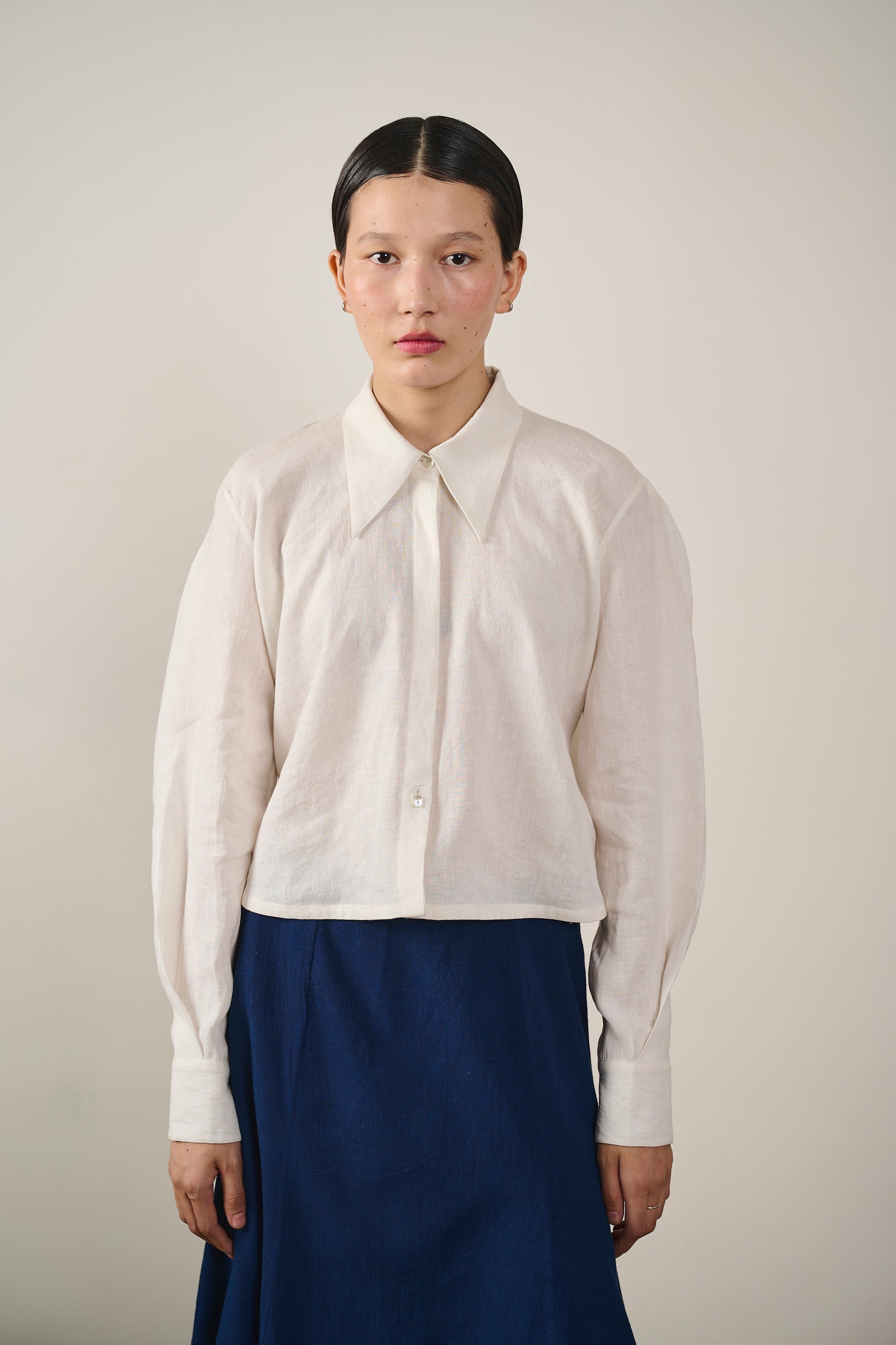 A woman wearing ecru linen shirt