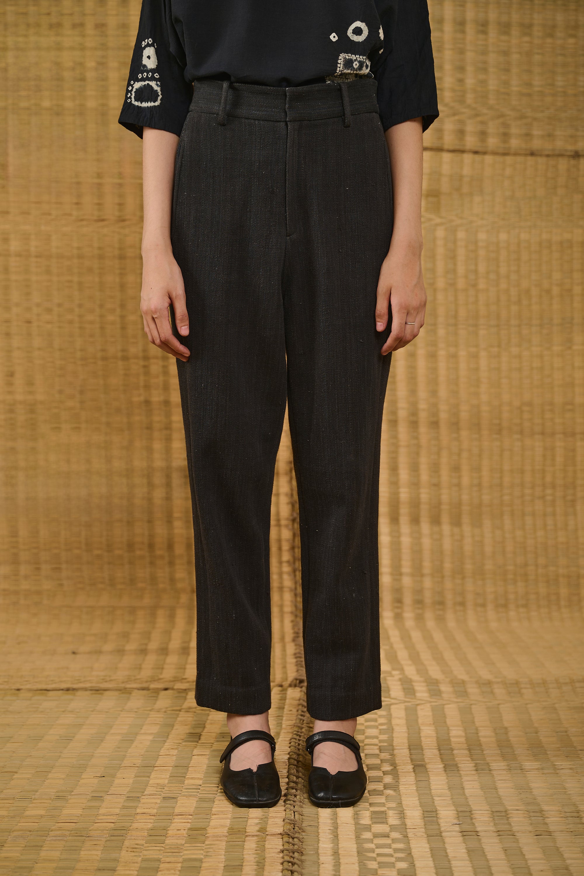 A woman wearing medium indigo denim pant