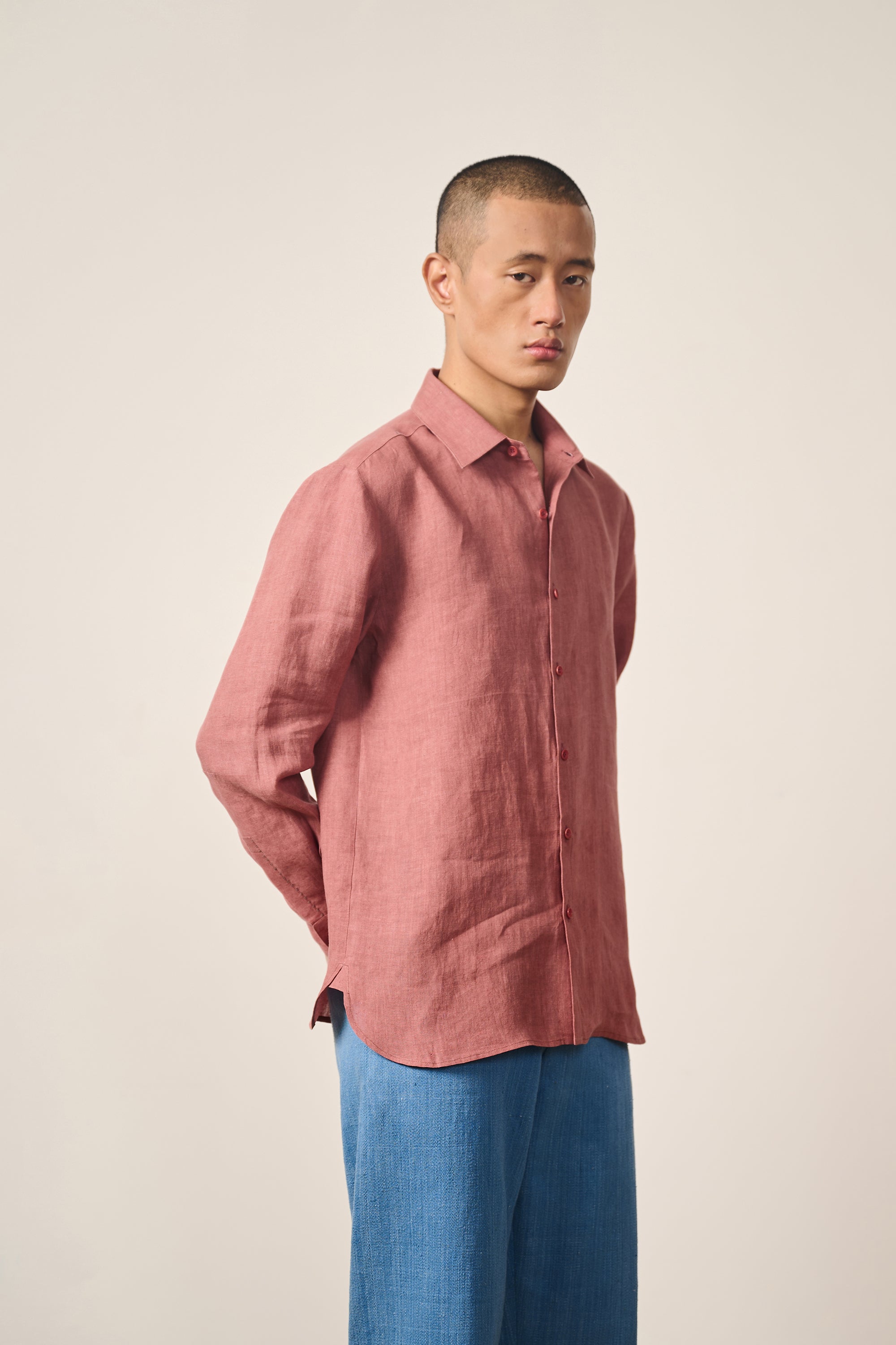 A man wearing rouge pink linen shirt