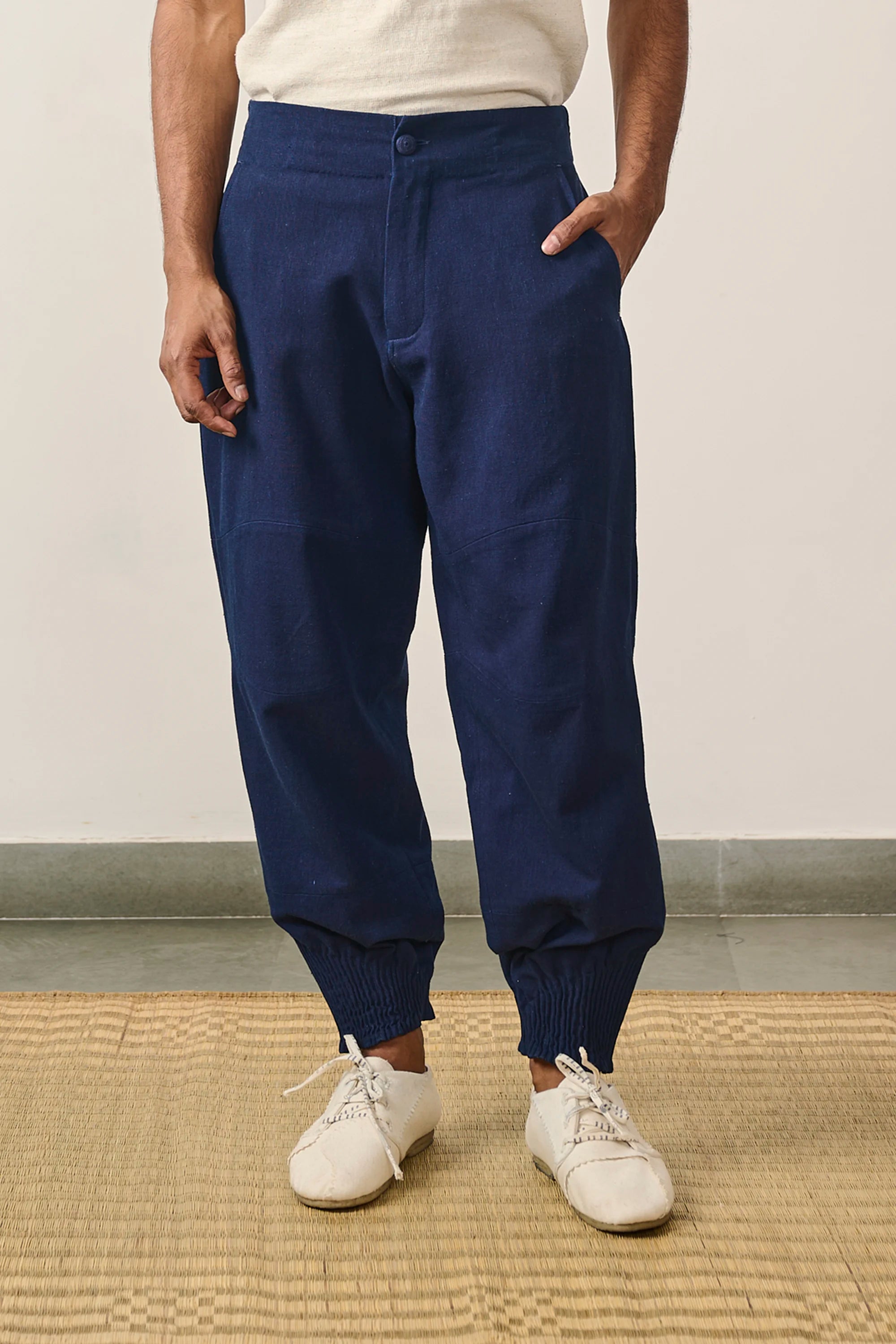 A man wearing medium indigo pant