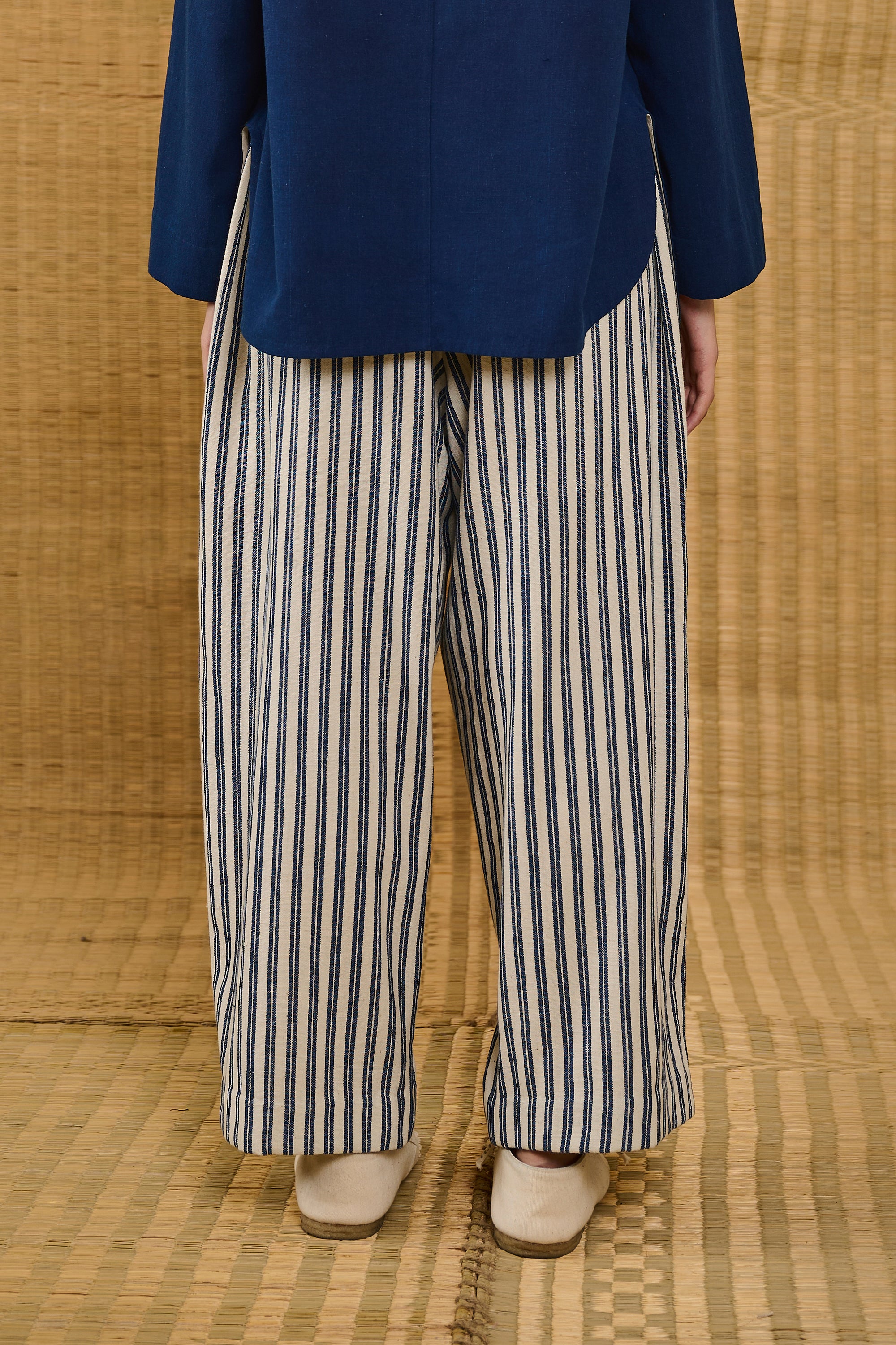 A back shot of a woman wearing medium indigo pant