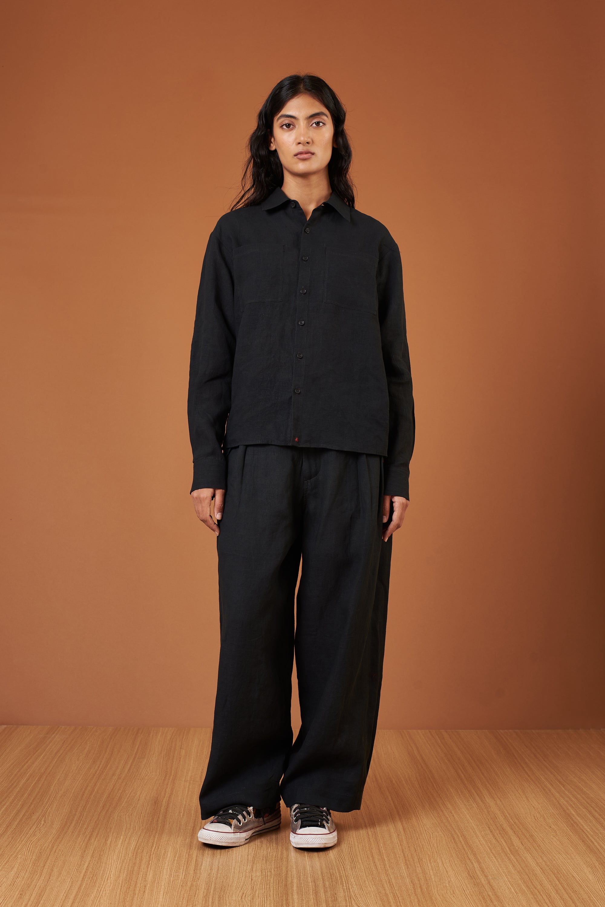 A women wearing black linen shirt