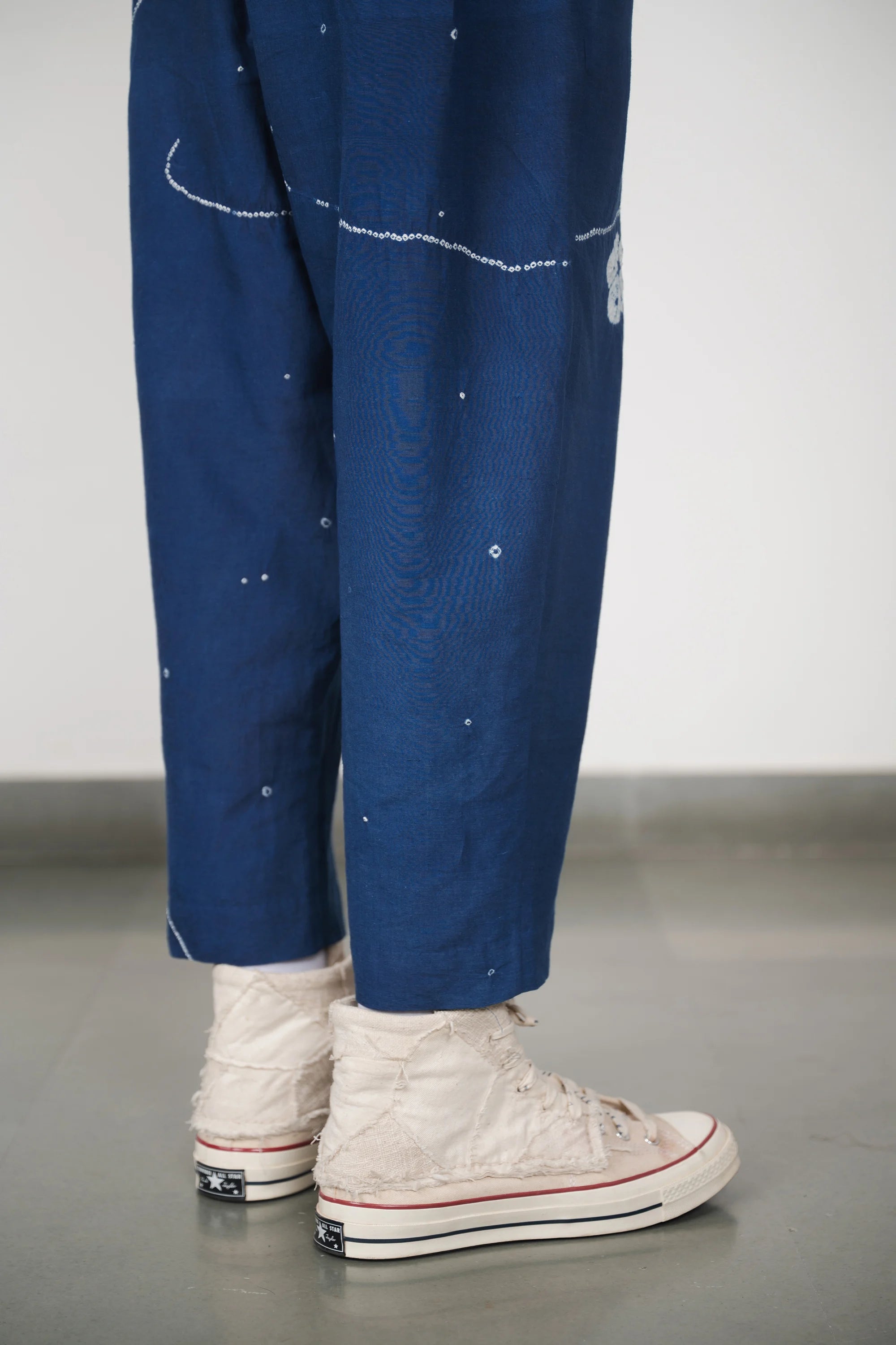A man wearing indigo pant