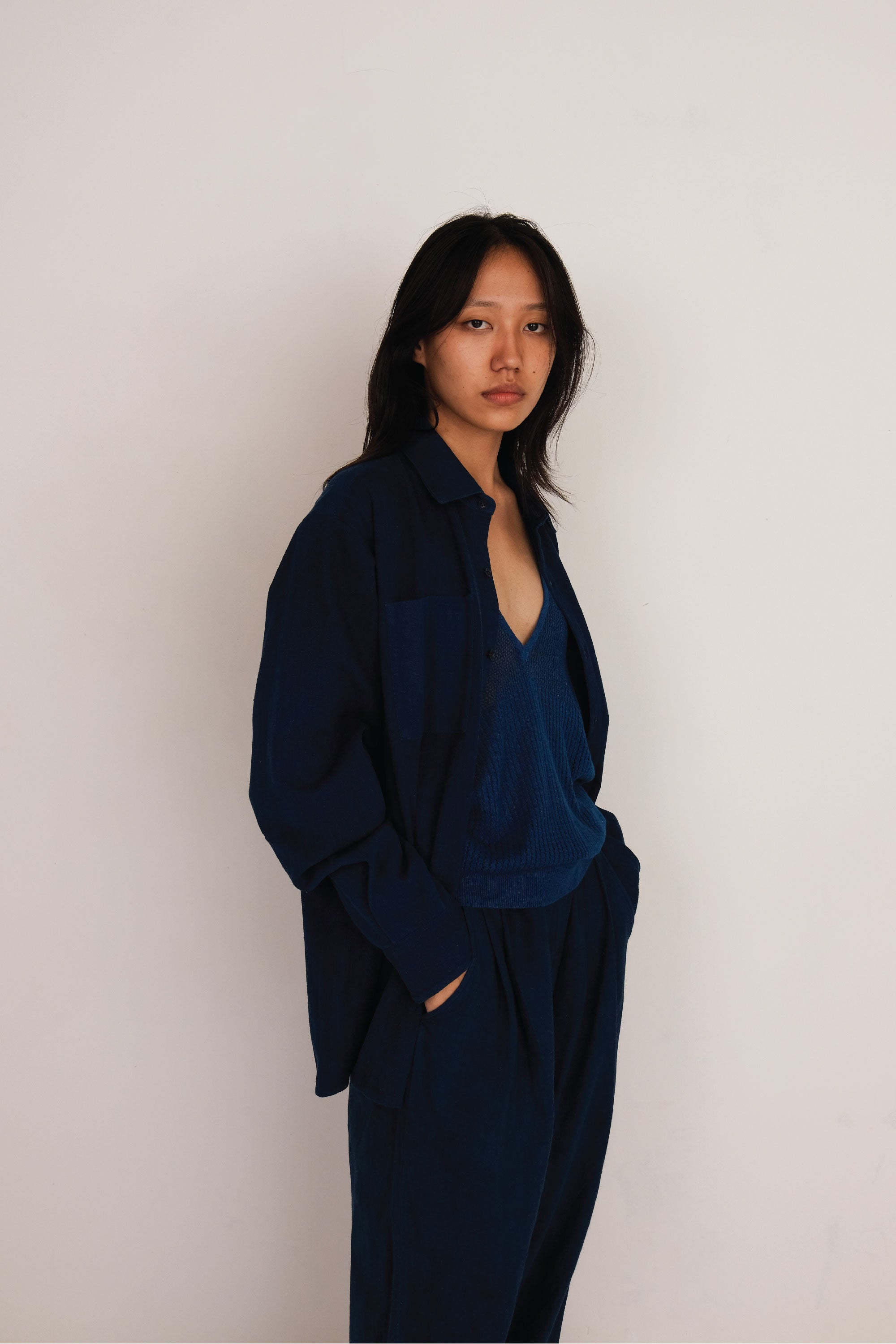 A side shot of a woman wearing medium indigo t-shirt