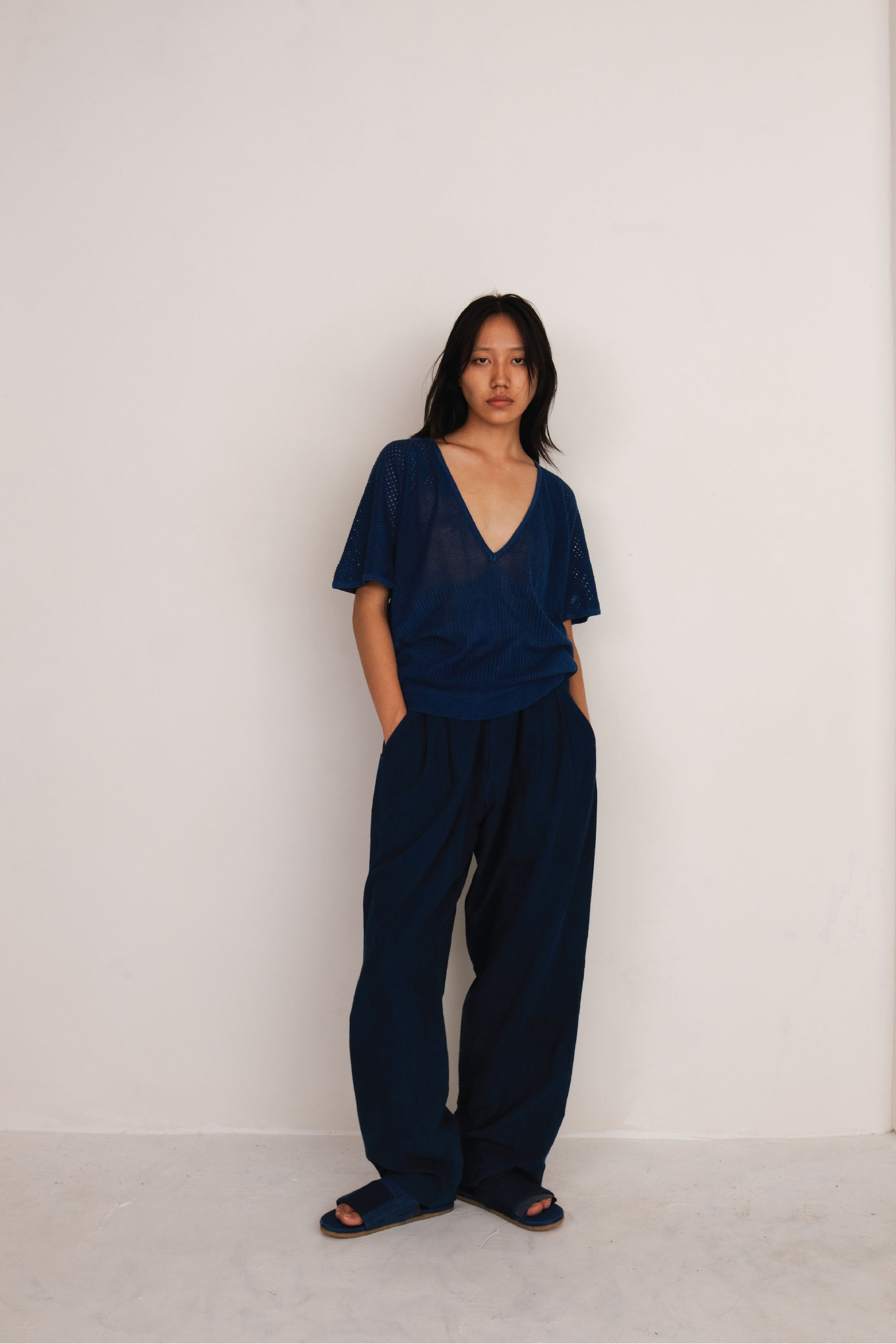 A woman wearing medium indigo t-shirt