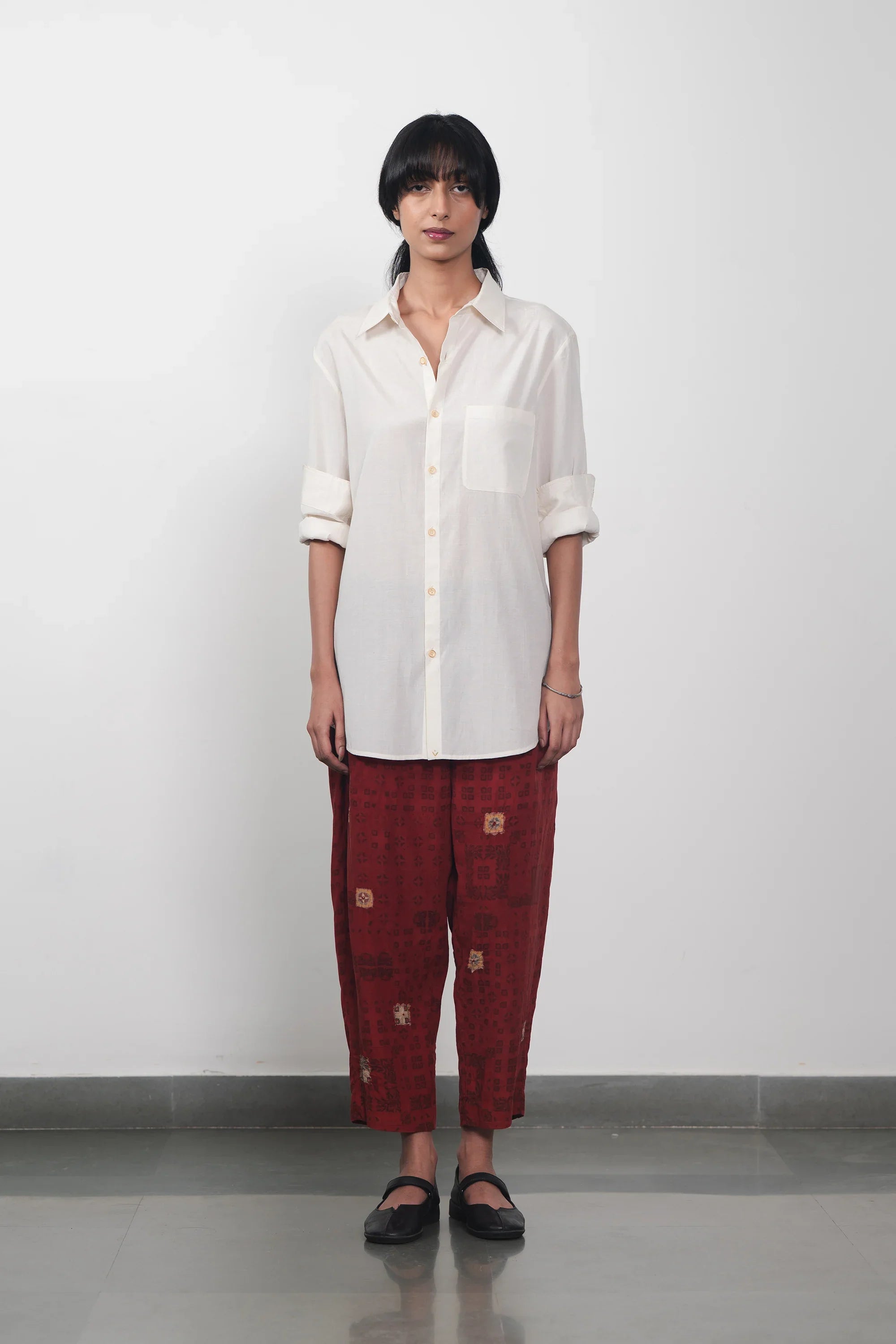 A women wearing ecru shirt