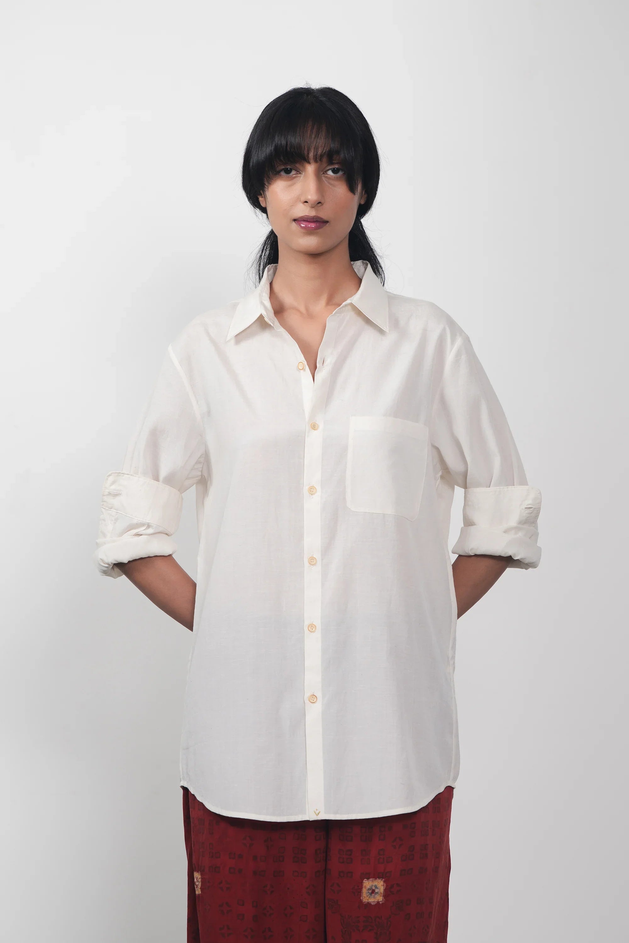 A women wearing ecru shirt