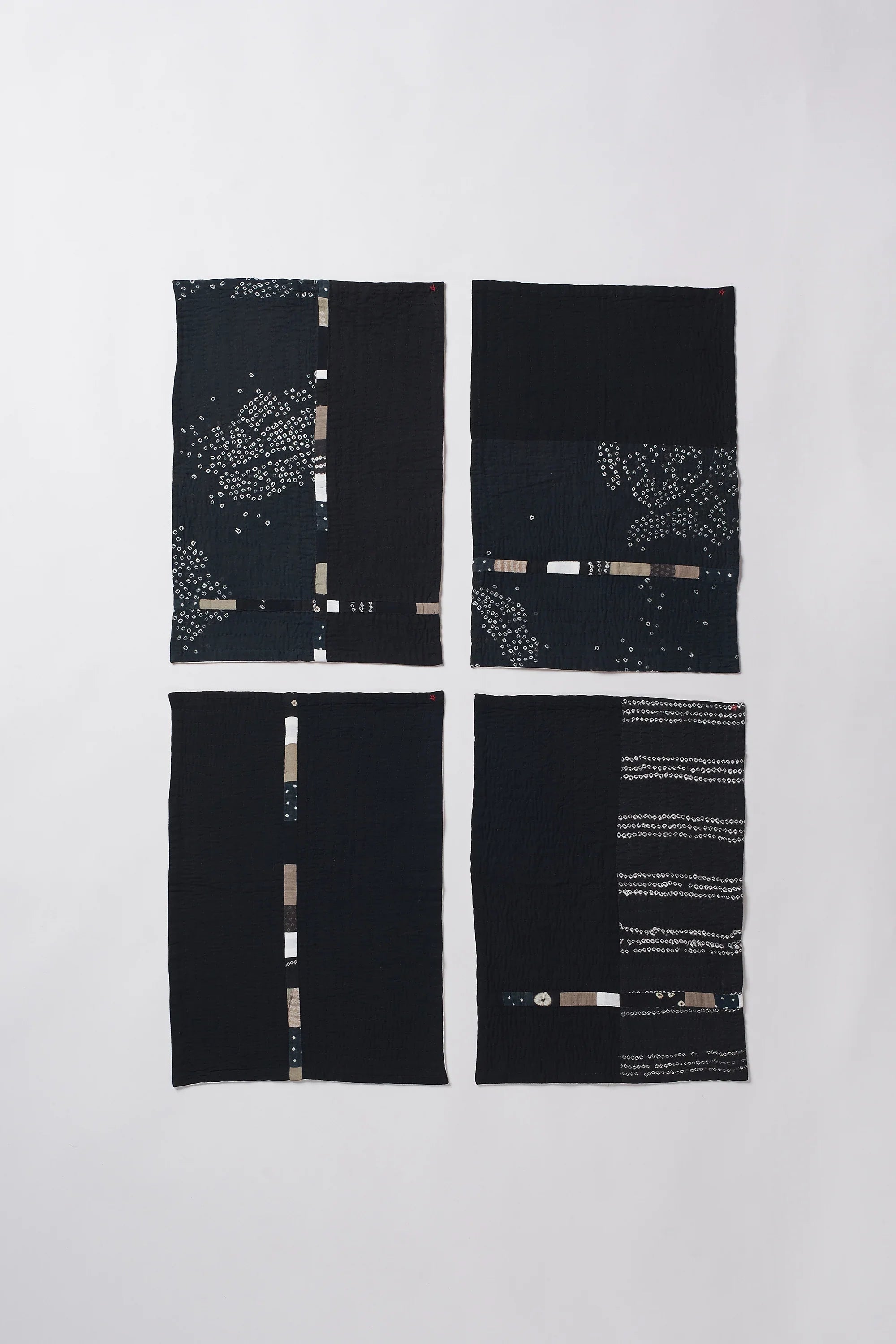 Black placemat with set of 4 pieces
