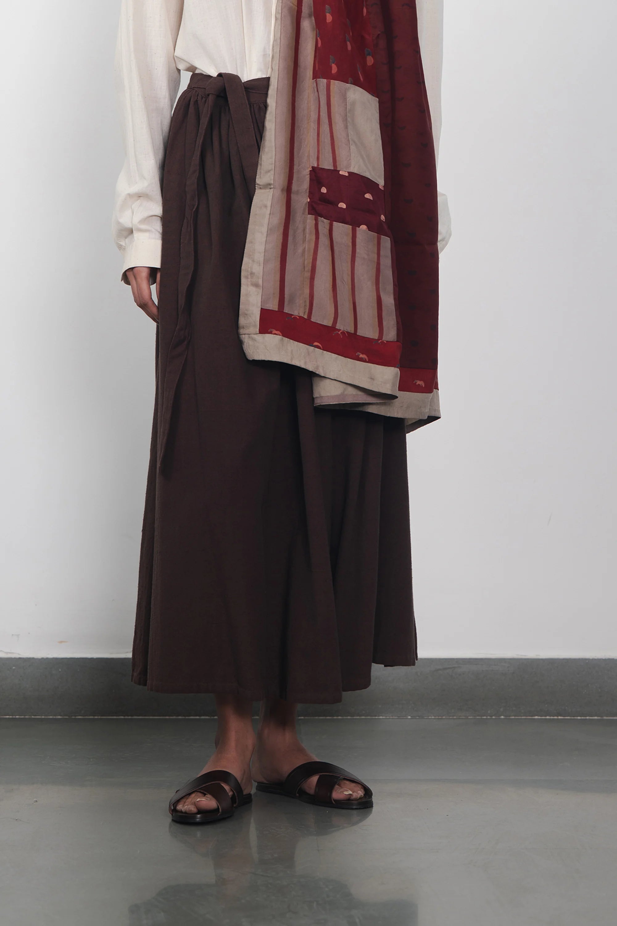 A women wearing burnt umber skirt