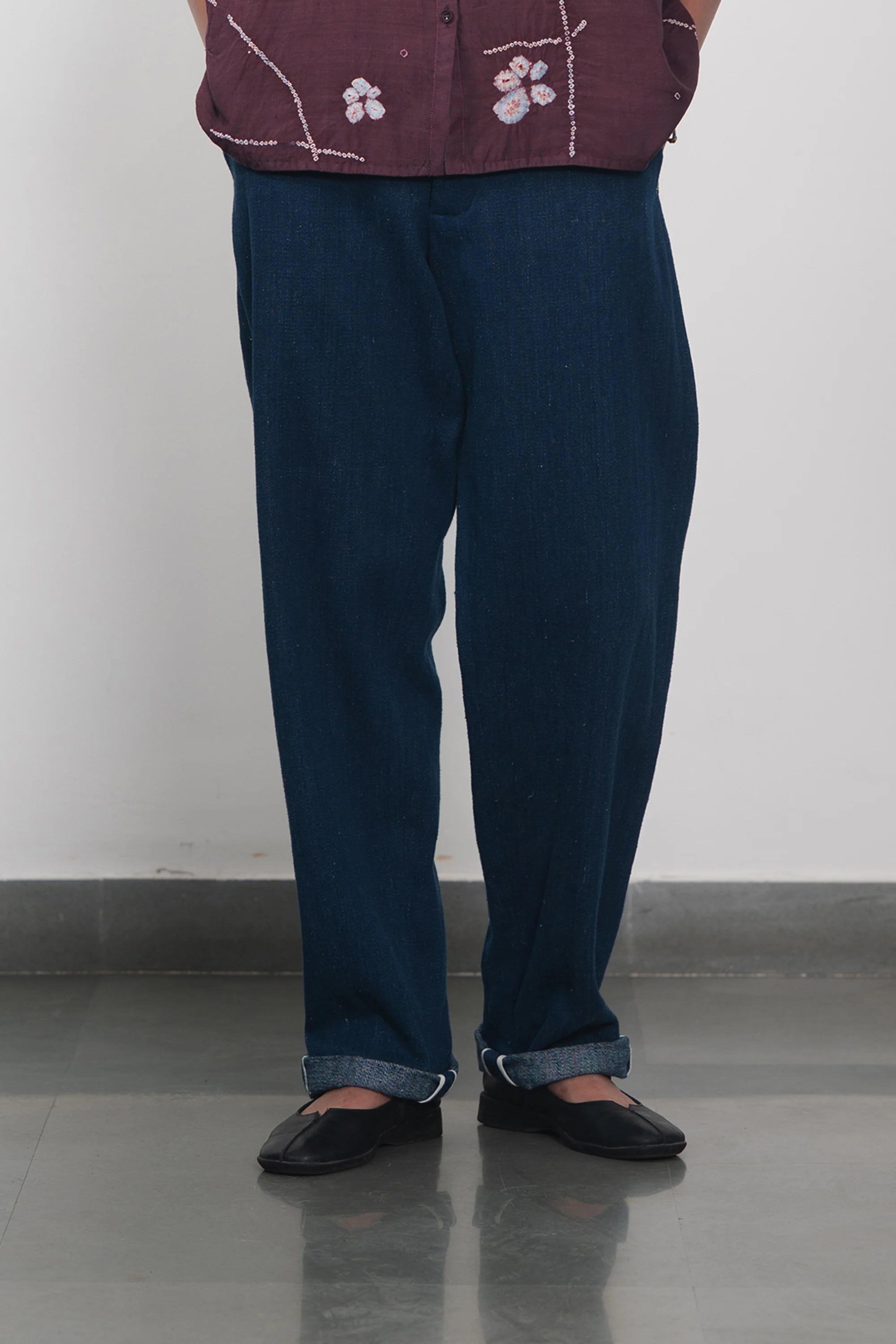 A man wearing indigo pant
