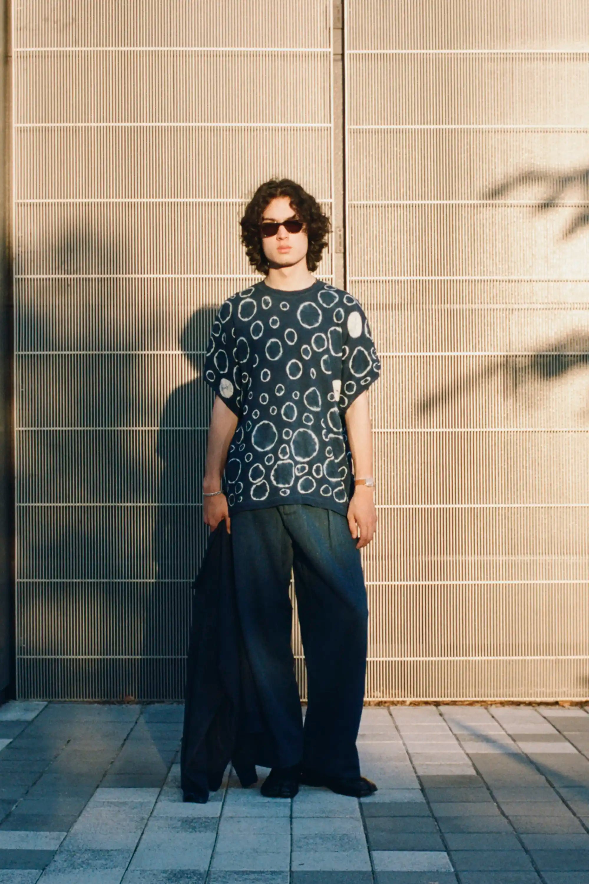 A man wearing medium indigo t-shirt