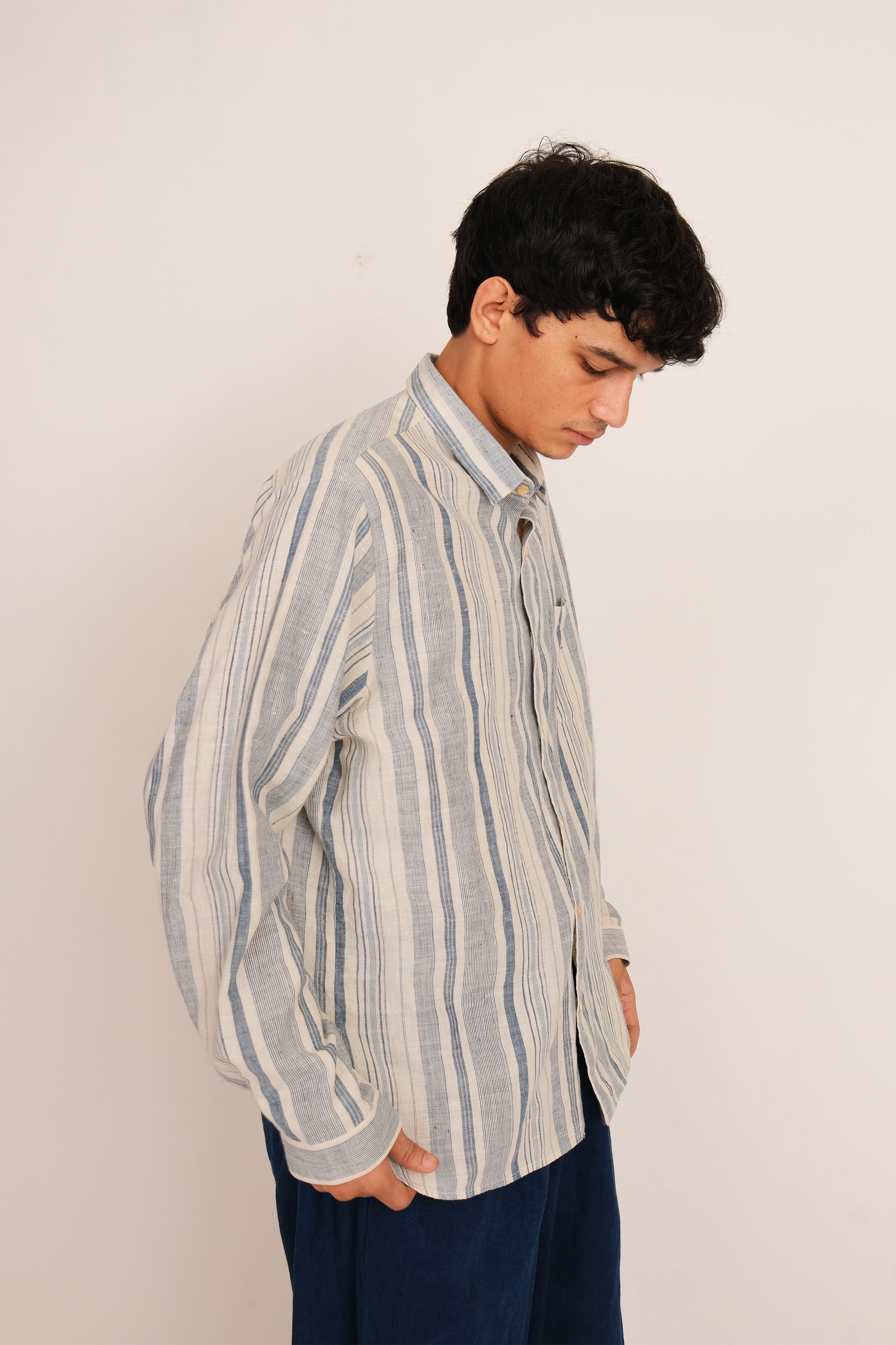 A side shot of a man wearing indigo cotton pant