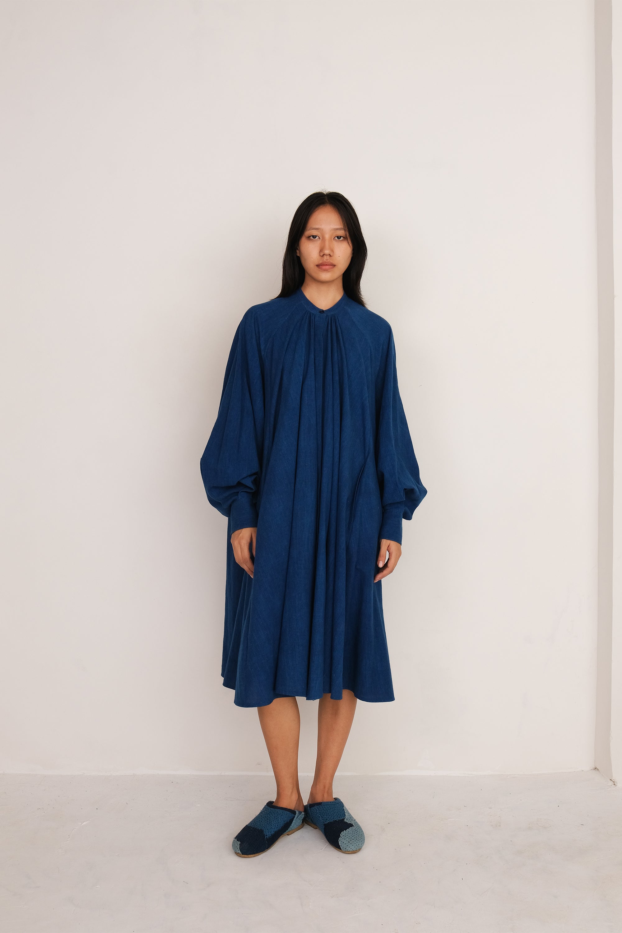 A women wearing medium indigo dress