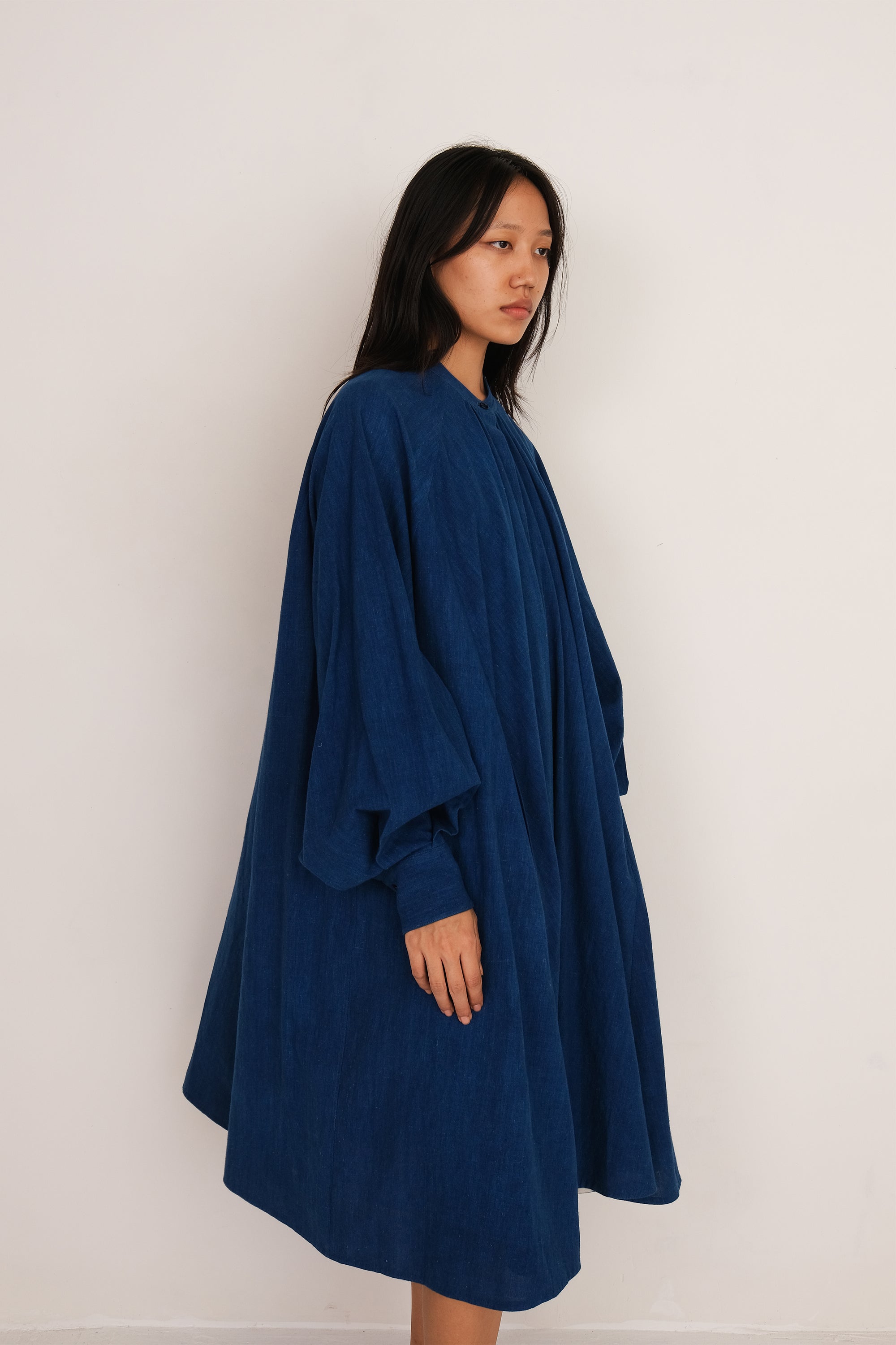 A women wearing medium indigo dress