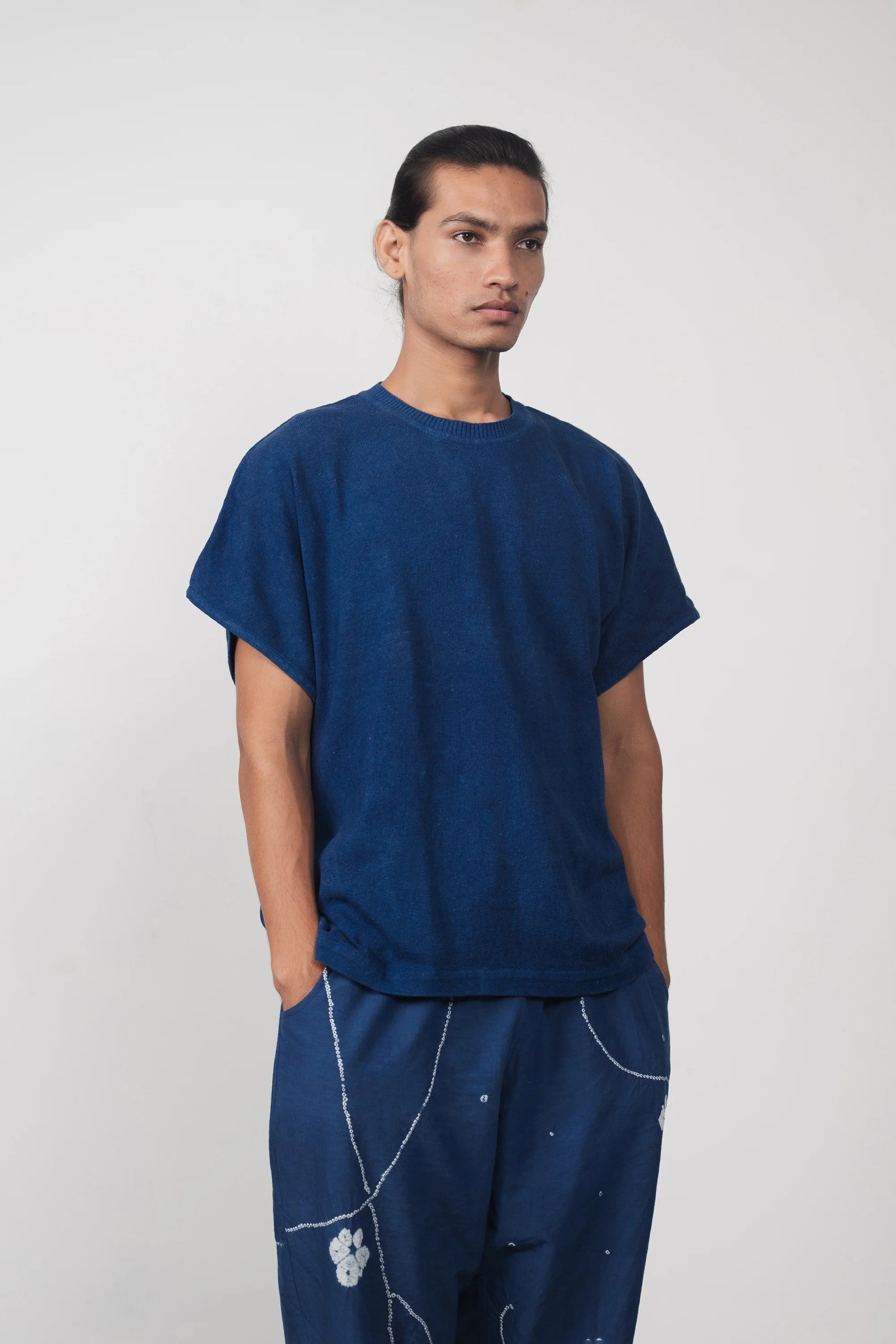 A man wearing medium indigo t-shirt