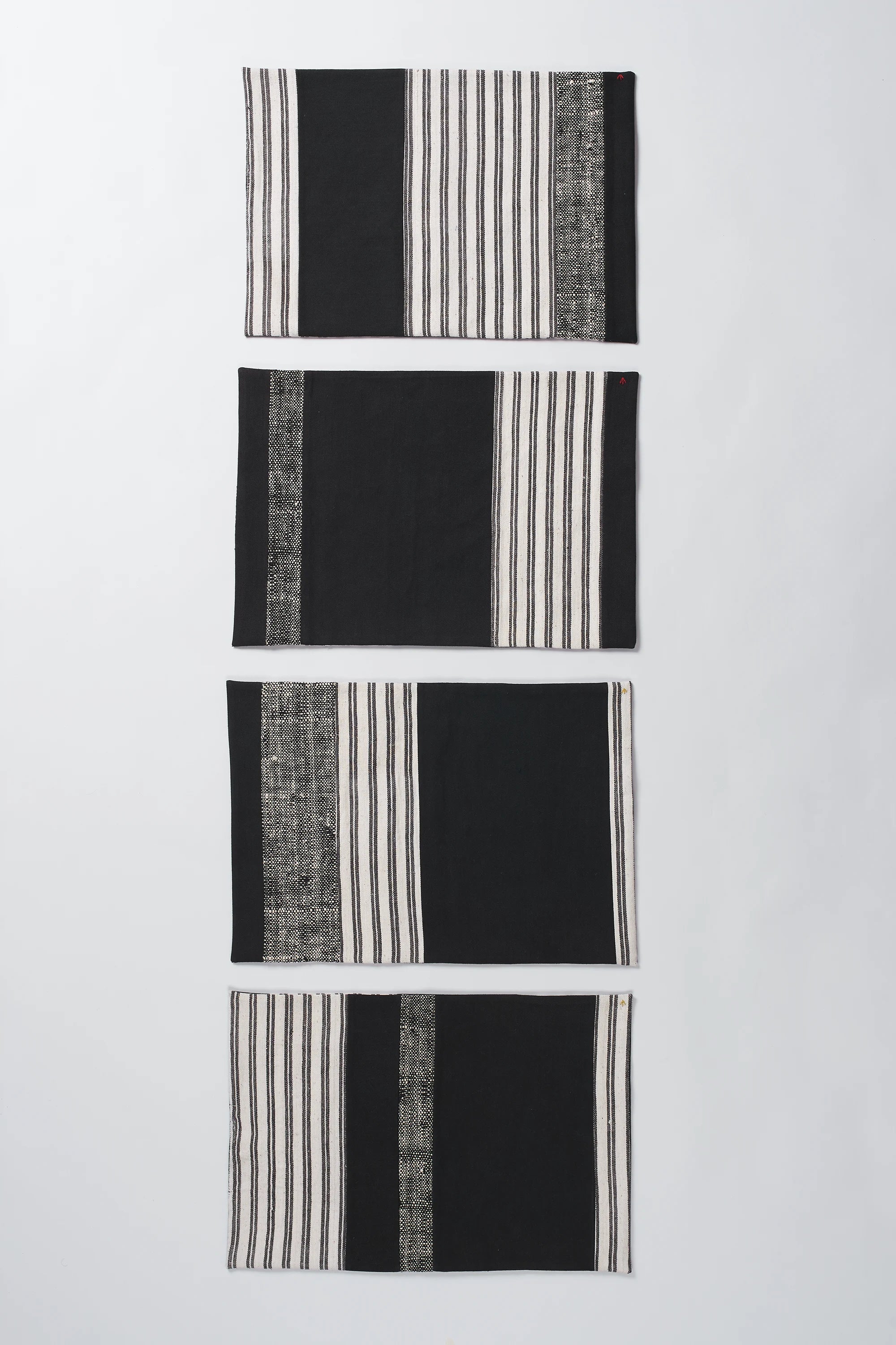Black placemat with set of 4 pieces