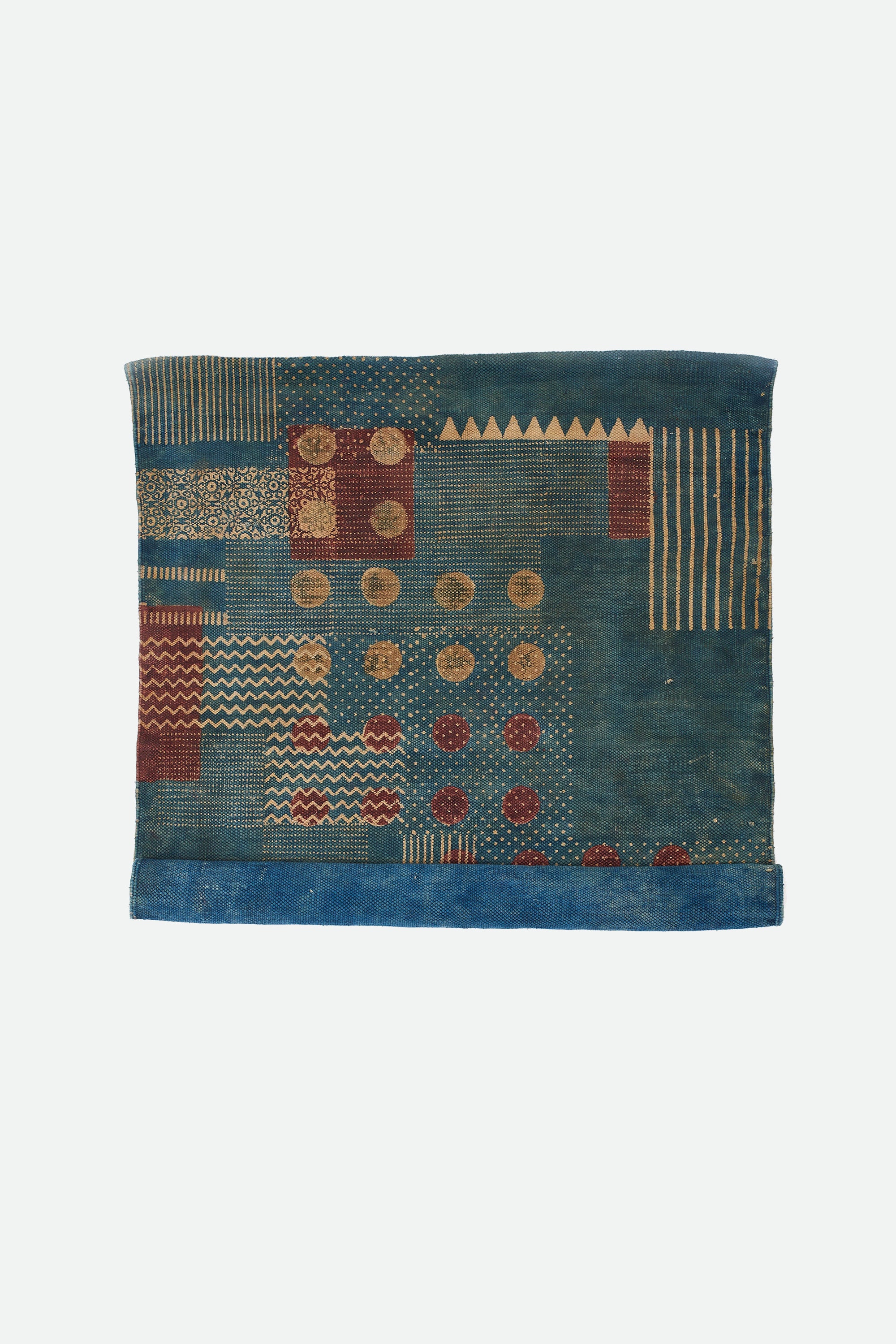 Quilt with textile with geometric pattern on a white background